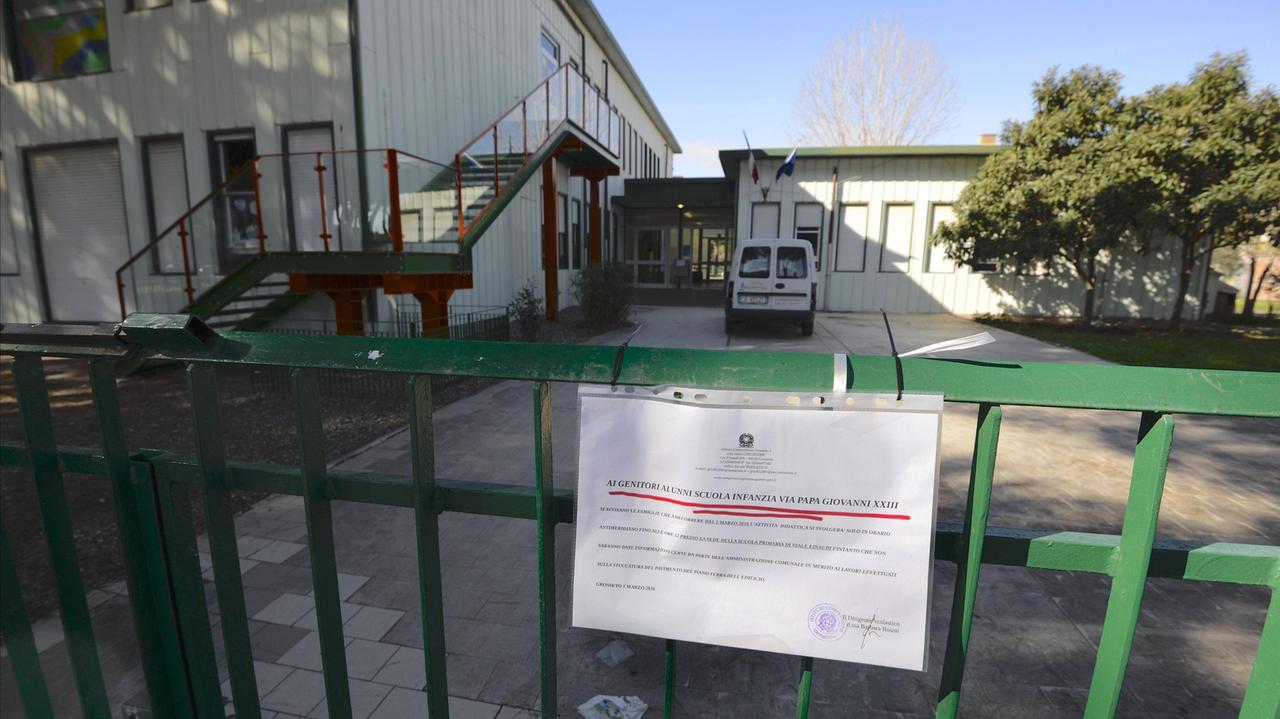 La scuola di via Papa Giovanni XXIII nei giorni della chiusura (foto Bf)