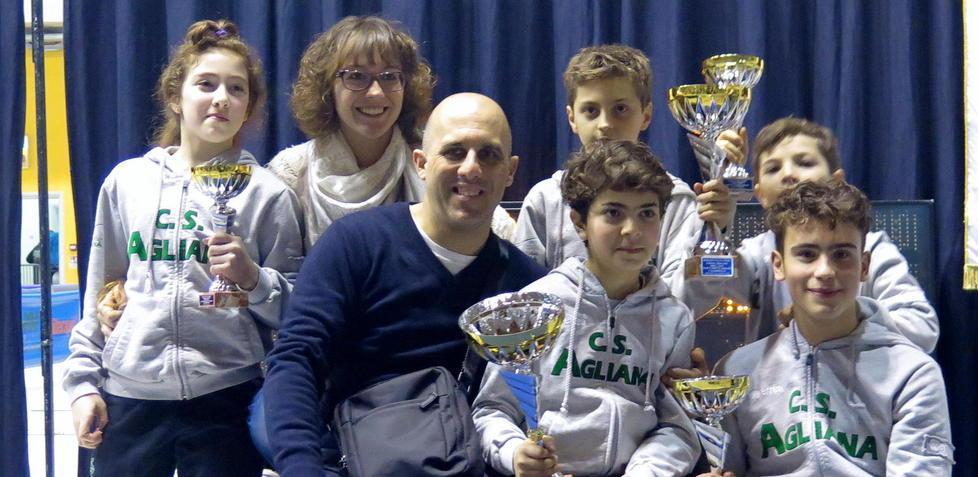 I campioni del Club Scherma Agliana con i tecnici Agostino Sanacore e Mabel Biagiotti