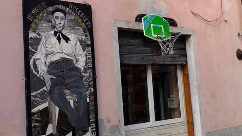 Blitz anarchico: spunta un mosaico in piazza delle Erbe