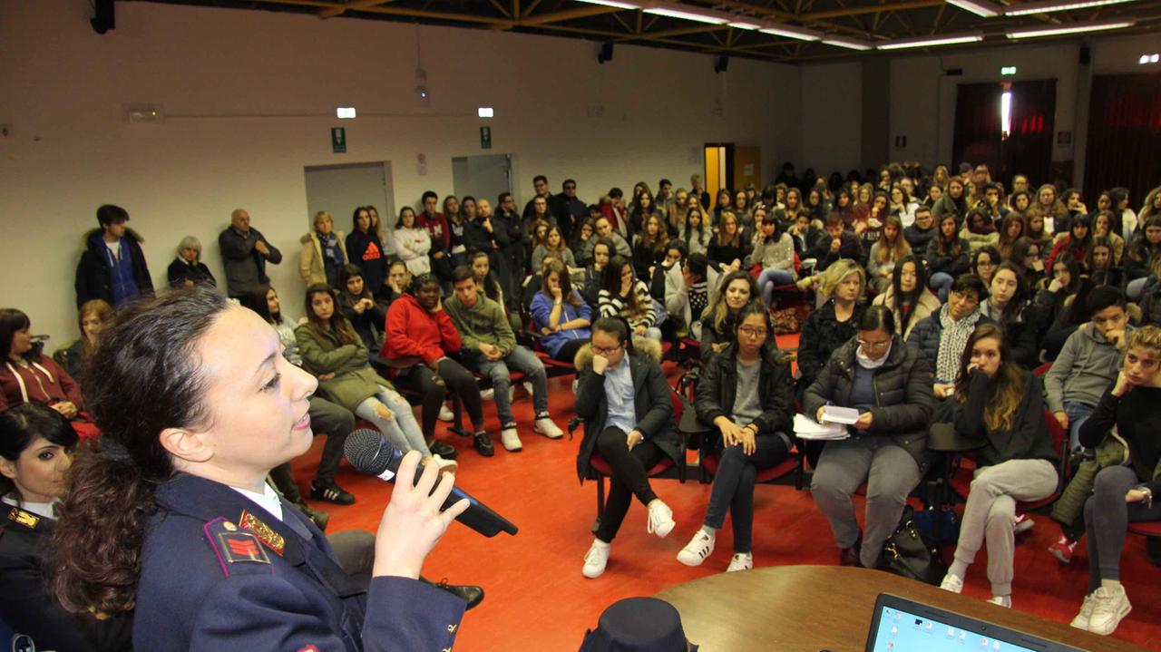 L'incontro tra le donne poliziotto e gli studenti del Gramsci Keynes