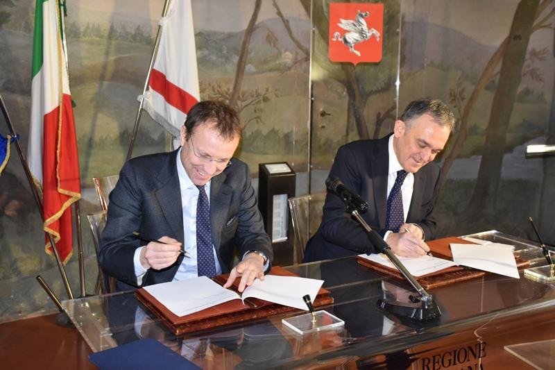 L'amministratore delegato di Enel green power Francesco Venturini (a sinistra) e il presidente della Regione Toscana Enrico Rossi firmano l'accordo
