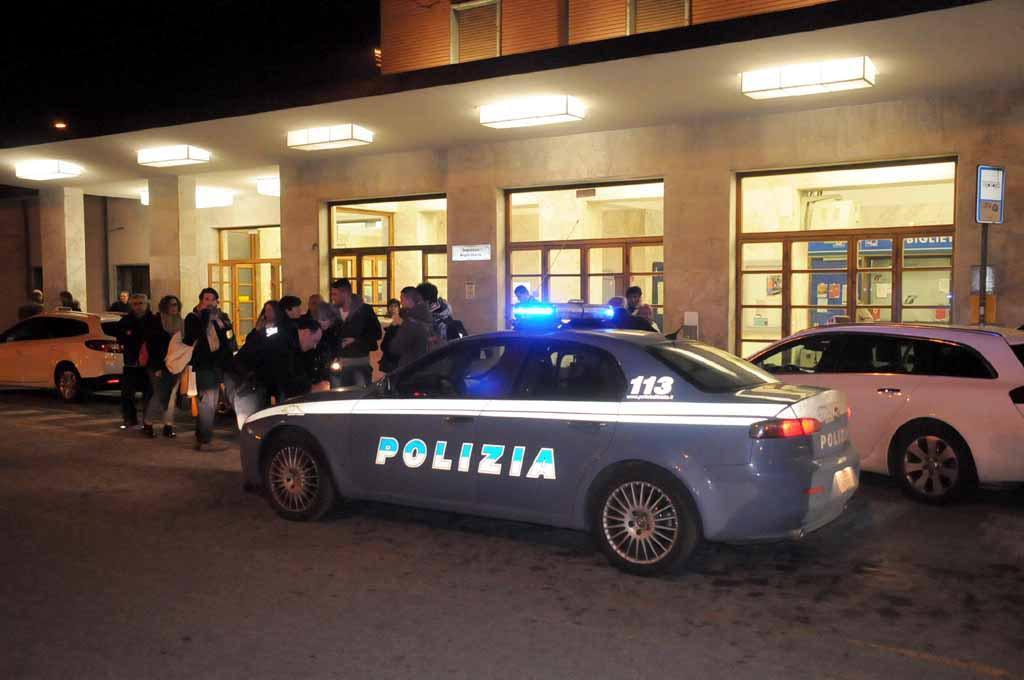 La polizia alla stazione dopo l'incidente