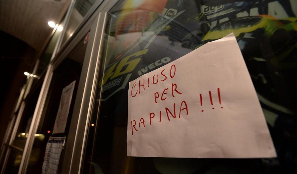 Due rapinatori armati assaltano la sala scommesse 