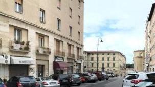 Preso mentre ruba dentro un’auto