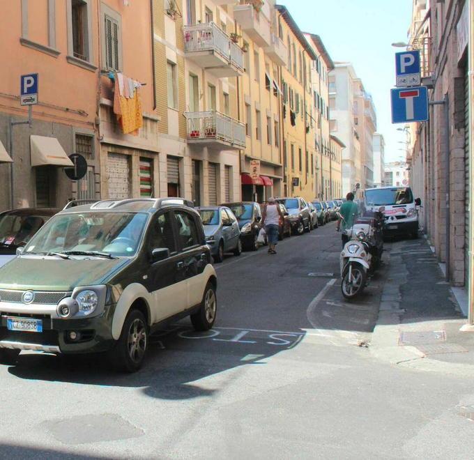 Gli trovano in tasca hashish e 400 euro: 19enne nei guai