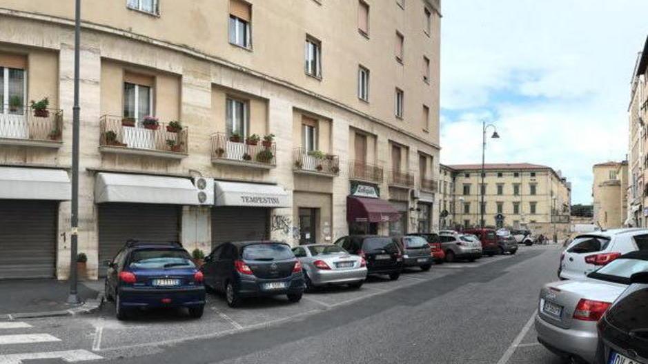 Preso mentre sfonda il finestrino per rubare