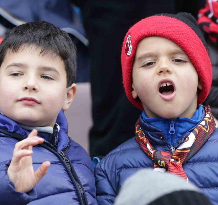 Tanti bambini sulle gradinate
