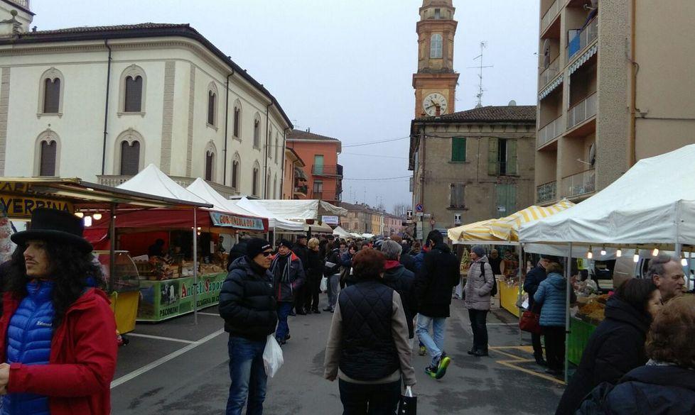 In migliaia in piazza a San Martino in Rio per la festa dei ciccioli 