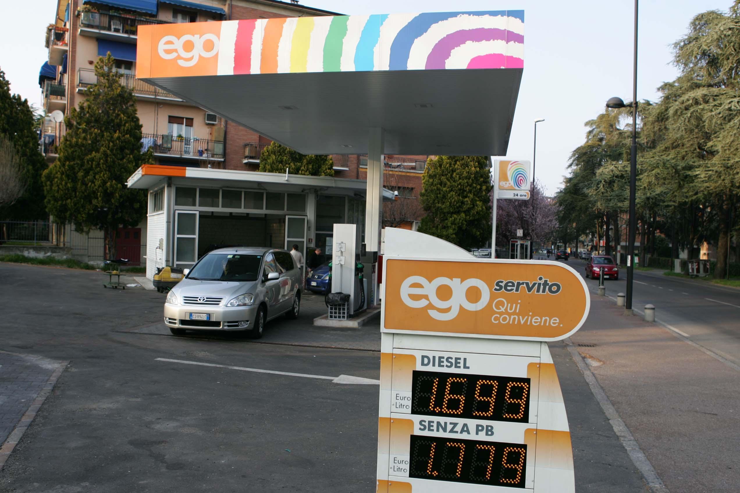Reggio Emilia, armati di coltello rapinano il distributore 