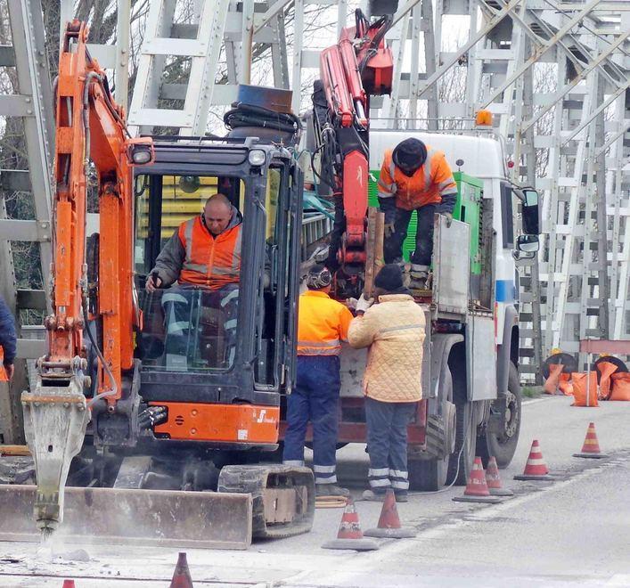 Ponte sul Po: «Non è più tempo di pezze la soluzione sia duratura» 