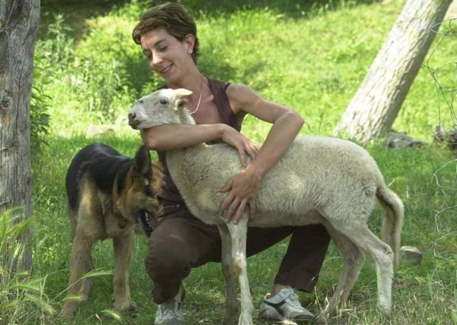 Una delle allevatrici dell'agnello di Zeri con un esemplare