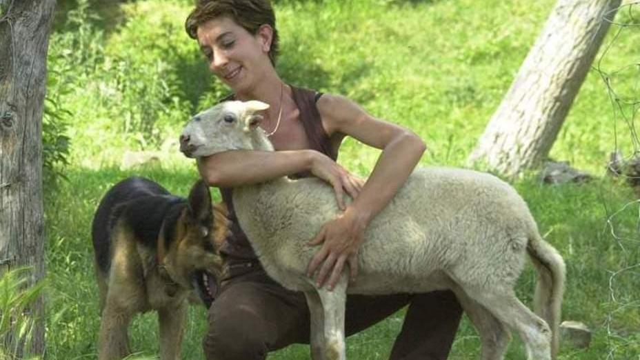 Una delle allevatrici dell'agnello di Zeri con un esemplare