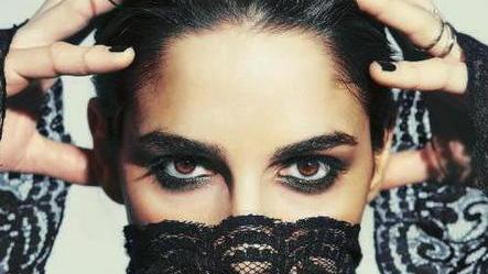 Il profondo sguardo di Giulia Quintavalle in uno scatto per Donna Moderna