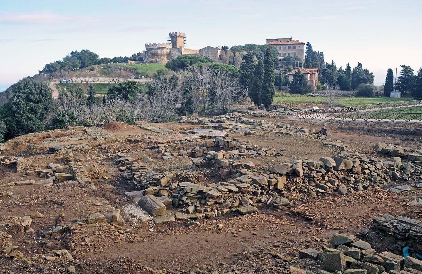 Panoramica dell'area del tempio, sullo sfondo Populonia  (foto Paolo Barlettani)