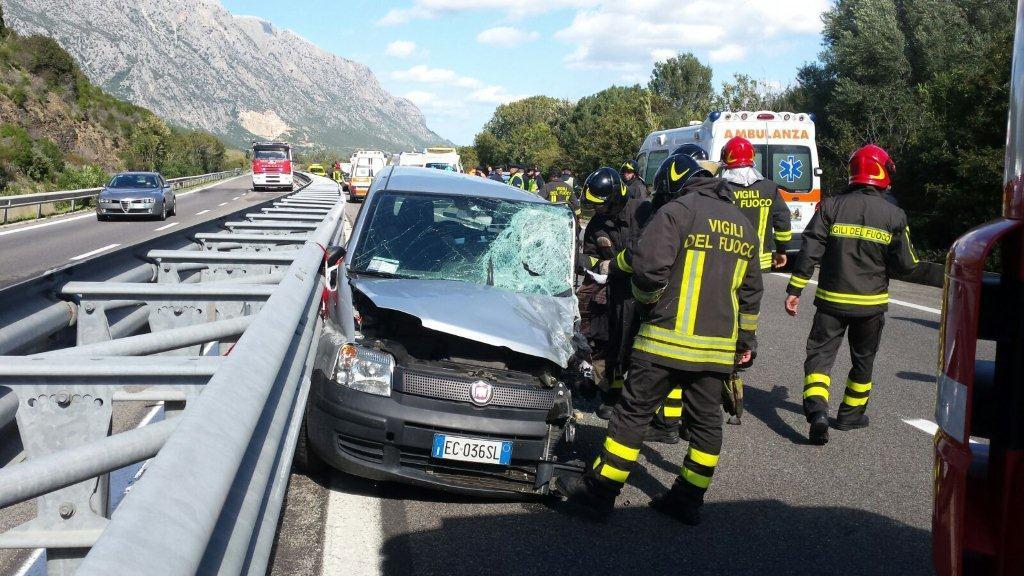 L'incidente sulla 131 dcn (foto Massimo Locci)
