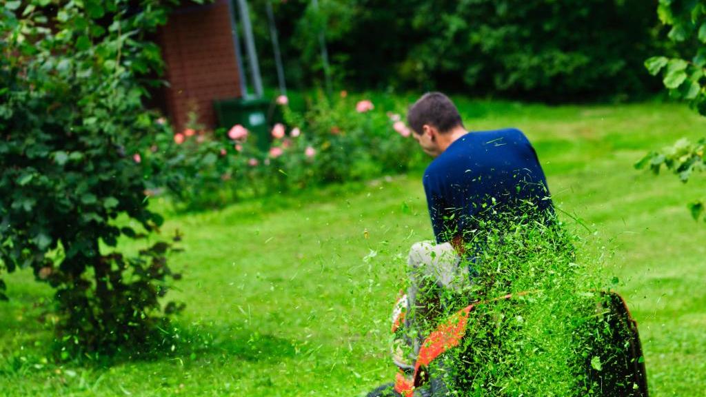 Il taglio dell'erba in giardino (archivio)