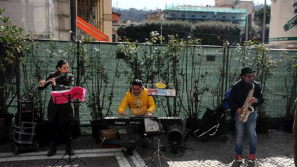 Impiegati contro gli artisti di strada: "Fate tacere quell’orchestrina"