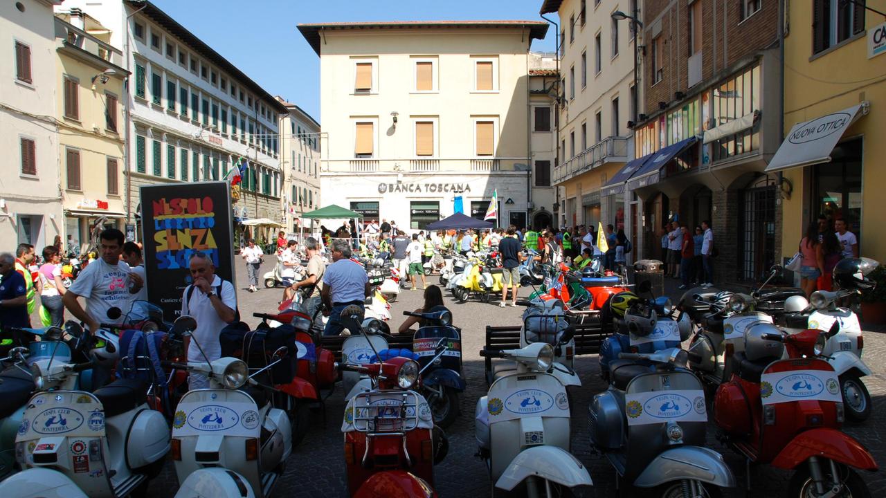 Un raduno del Vespa Club a Pontedera