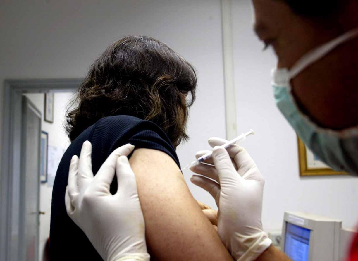 Un medico esegue una vaccinazione (foto d'archivio, Silvi)