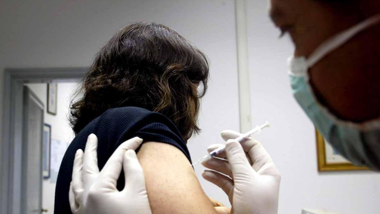 Un medico esegue una vaccinazione (foto d'archivio, Silvi)