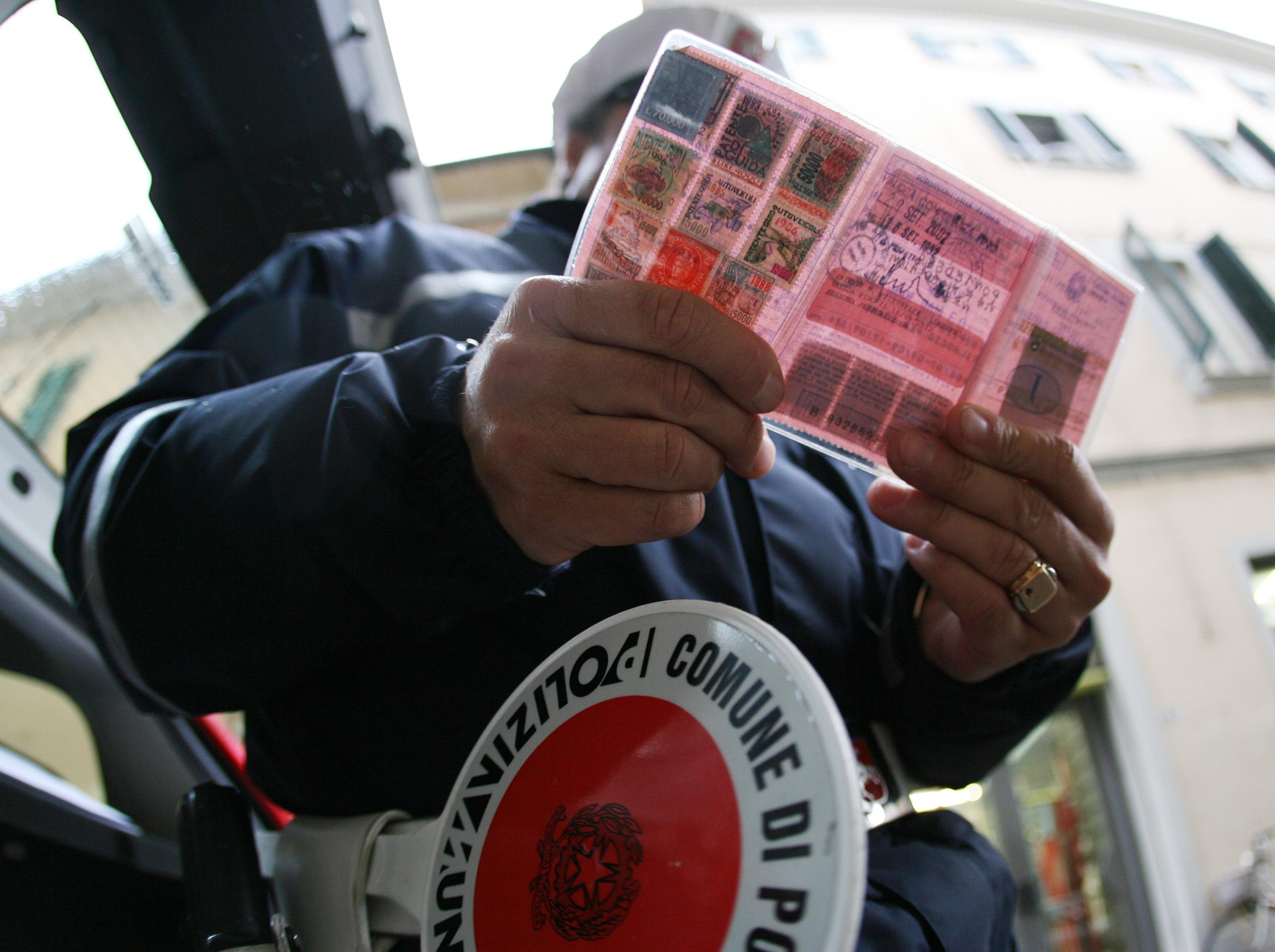 Convertivano patenti straniere, denunciati due titolari di scuola guida