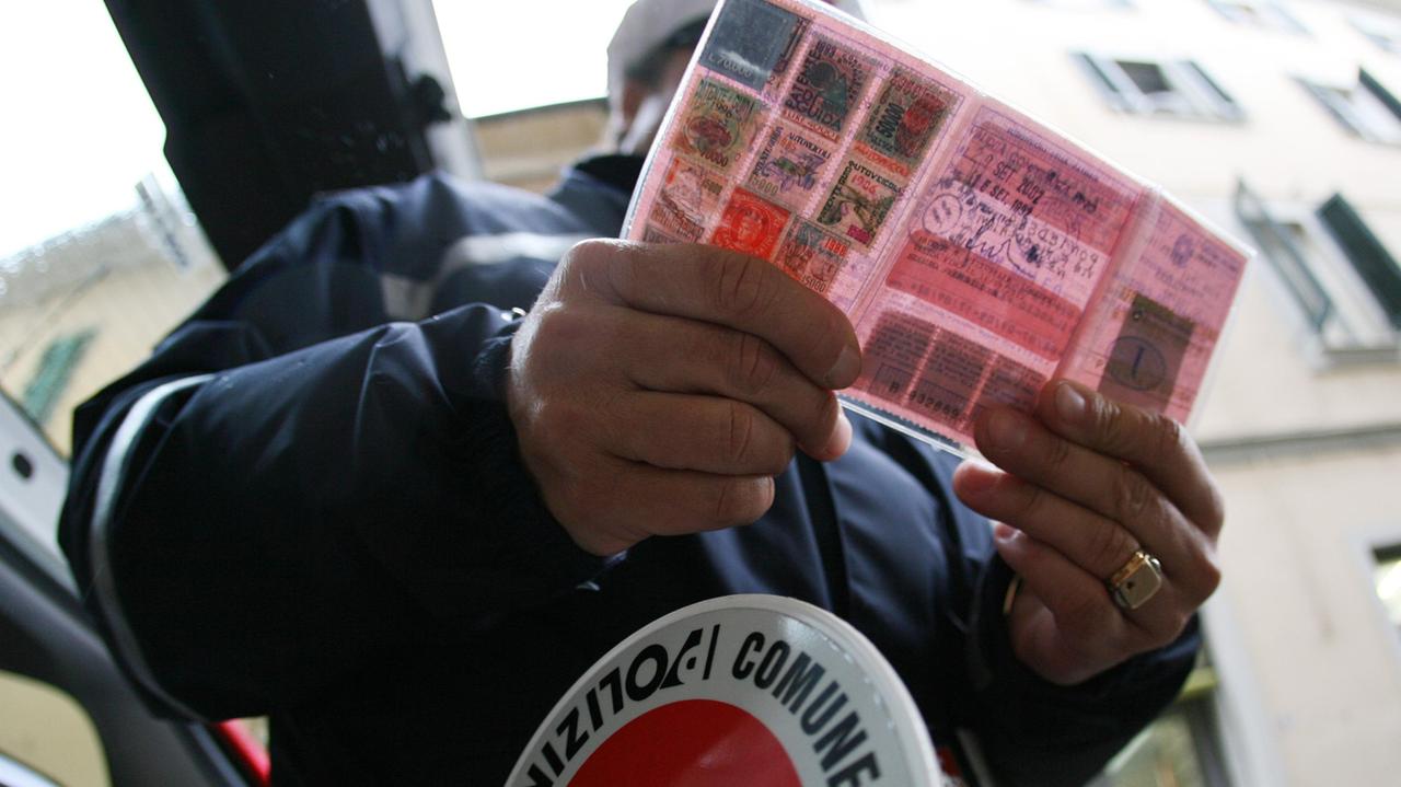 Convertivano patenti straniere, denunciati due titolari di scuola guida