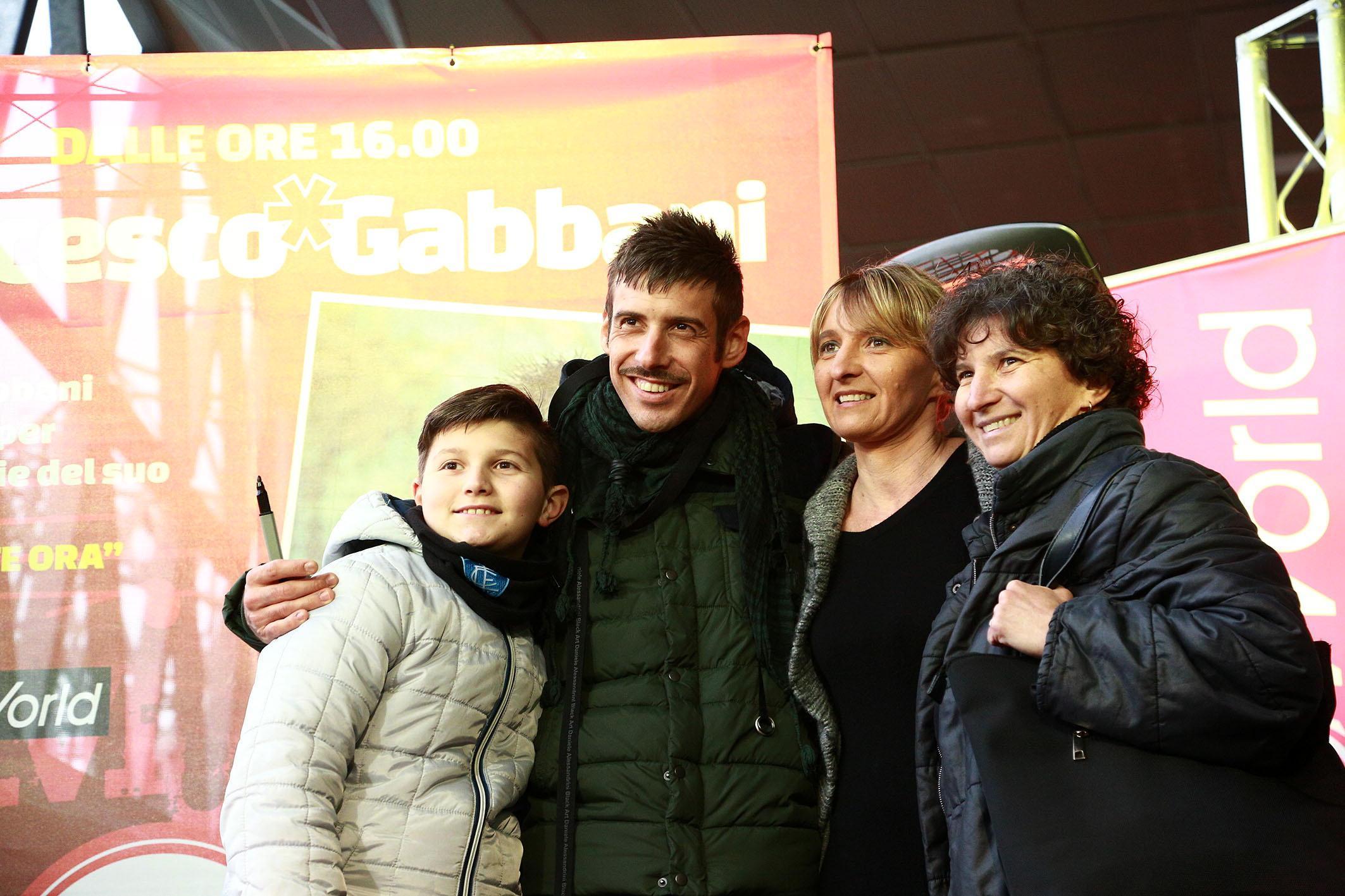 Francesco Gabbani con alcuni fans (Foto Agenzia Carlo Sestini)