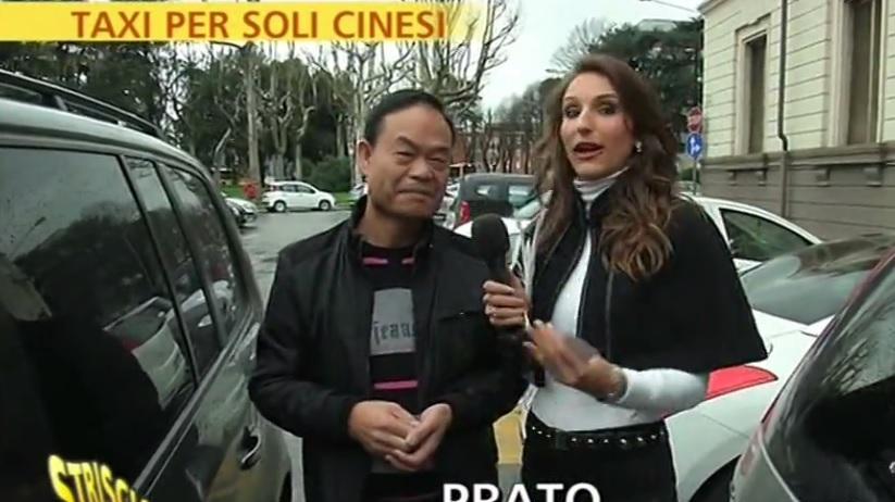 L'inviata Chiara Squaglia insieme a uno dei tassisti abusivi
