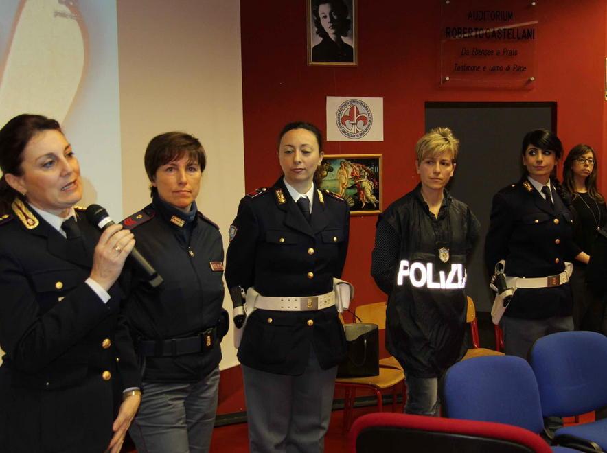 Iene, spaccio e corruzione le agenti parlano ai ragazzi 