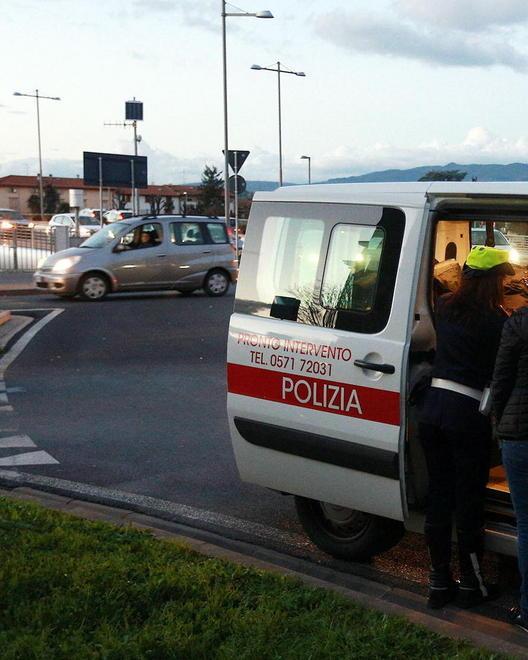 Pedone travolto da un’auto in via Battisti
