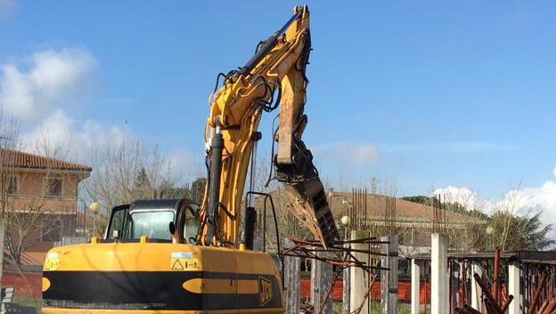 Via alla demolizione del cantiere mai completato ad Angelica 