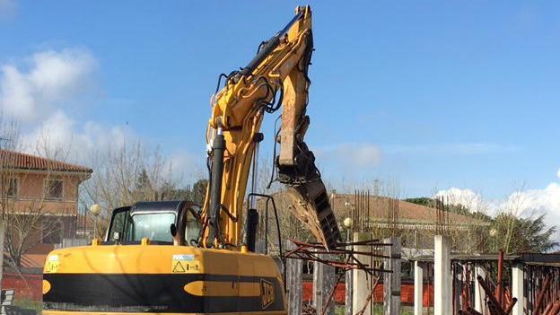 Via alla demolizione del cantiere mai completato ad Angelica