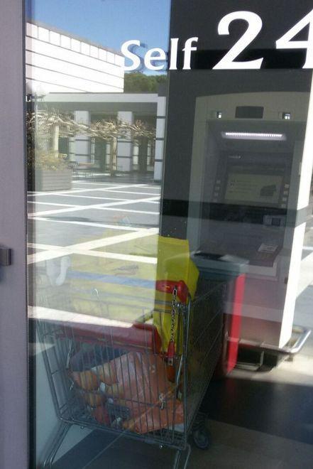 “Parcheggia” la spesa in banca, la porta si blocca per ore 