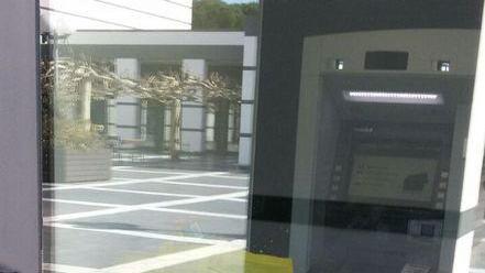 “Parcheggia” la spesa in banca, la porta si blocca per ore