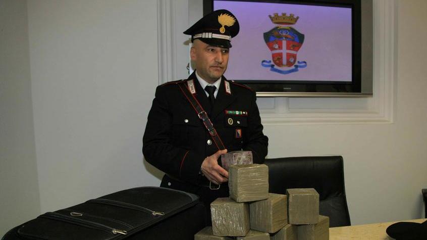 Nonno e nipotino aiutano l’arresto
