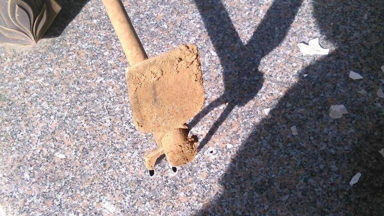 Presa a picconate una tomba al cimitero