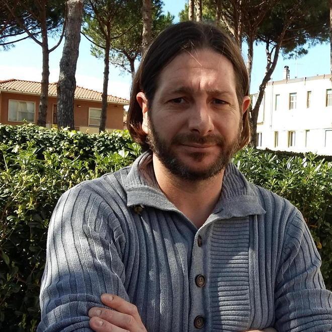 Uno dei passanti che lo hanno soccorso «È caduto dopo aver detto di sentirsi male»