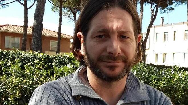 Uno dei passanti che lo hanno soccorso «È caduto dopo aver detto di sentirsi male»