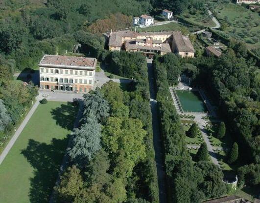 Camelie e caccia alla foglia per scoprire il parco 