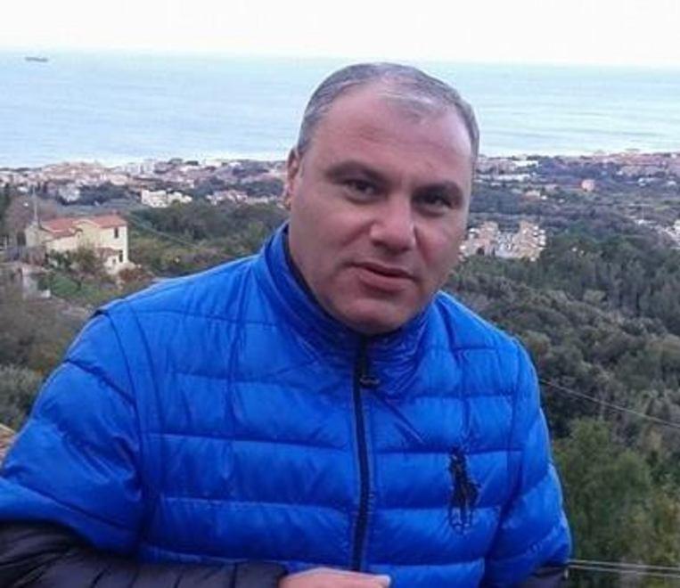Dalla scoperta del cadavere al colpo di scena della doppia identità della vittima 