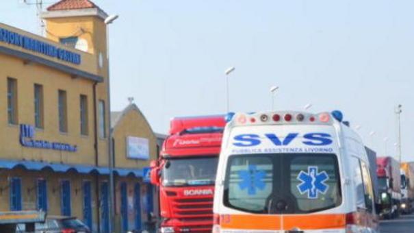 La ruota finisce nella rotaia Ciclista 60enne in ospedale