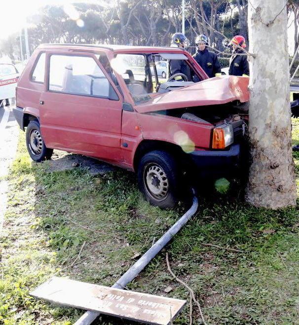 Si schiantano contro un albero e restano incastrati nell’auto 