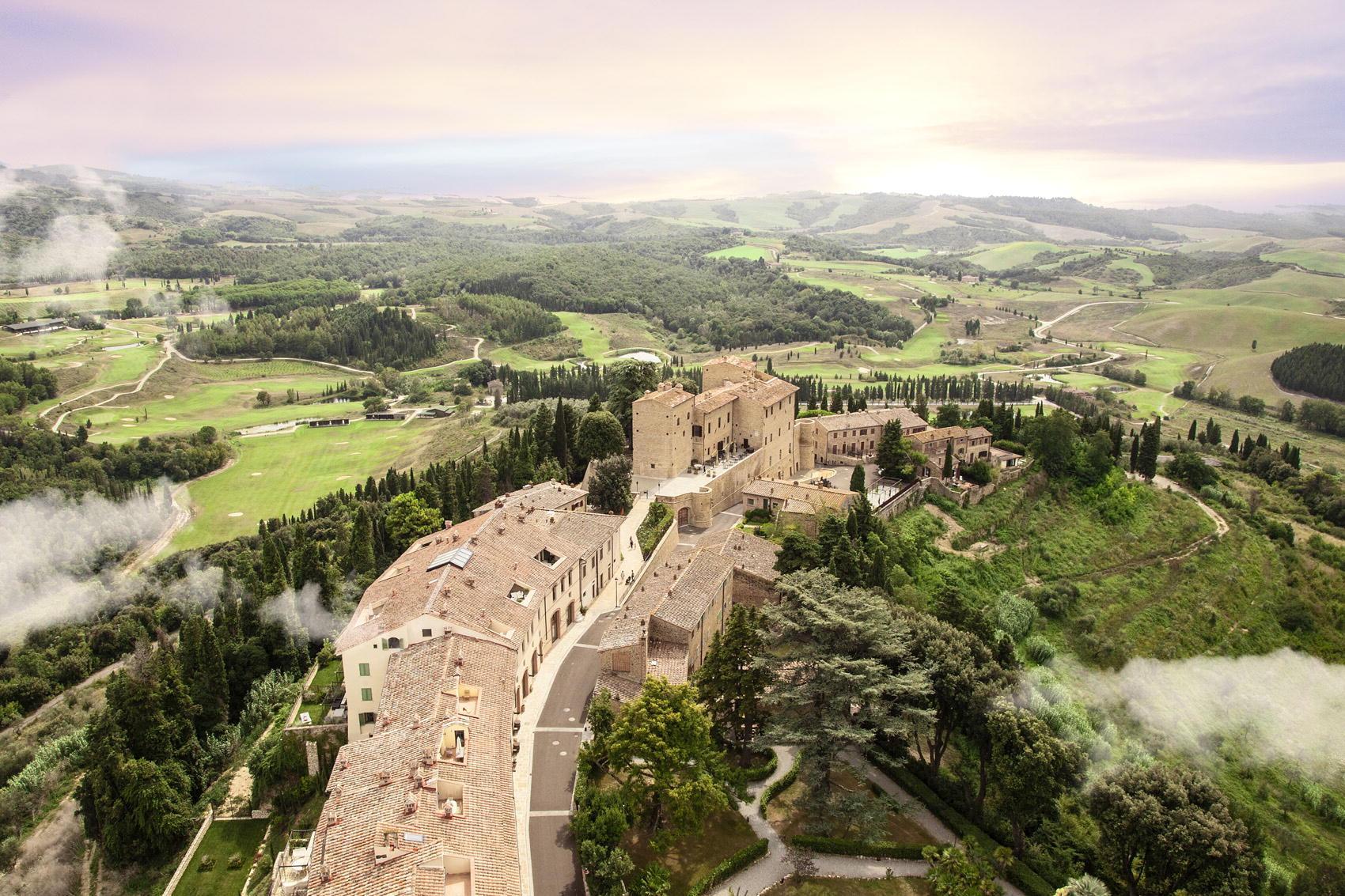 Castelfalfi (Foto da www.castelfalfi.it): qui è in costruzione un hotel a 5 stelle