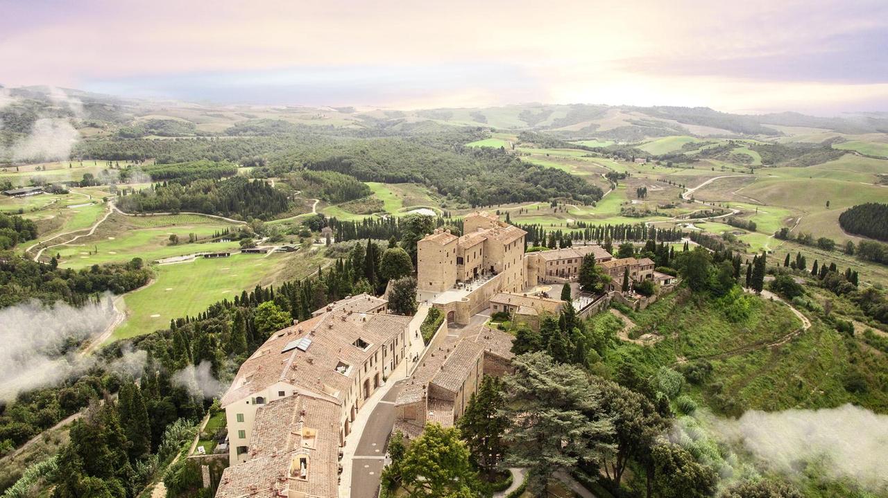 Castelfalfi (Foto da www.castelfalfi.it): qui è in costruzione un hotel a 5 stelle