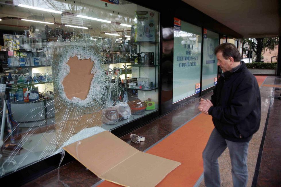 Reggio Emilia, ennesima spaccata all'Elettromarket. Rubati tutti i cellulari 