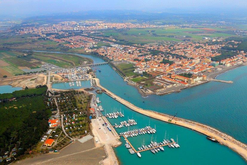 I lavori per la costruzione del porto a Marina di Cecina (foto Muzzi)