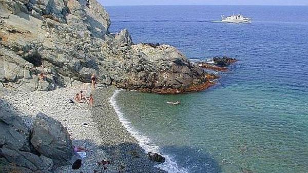 Gorgona riapre ai turisti: traghetti regolari e spiagge balneabili - Video