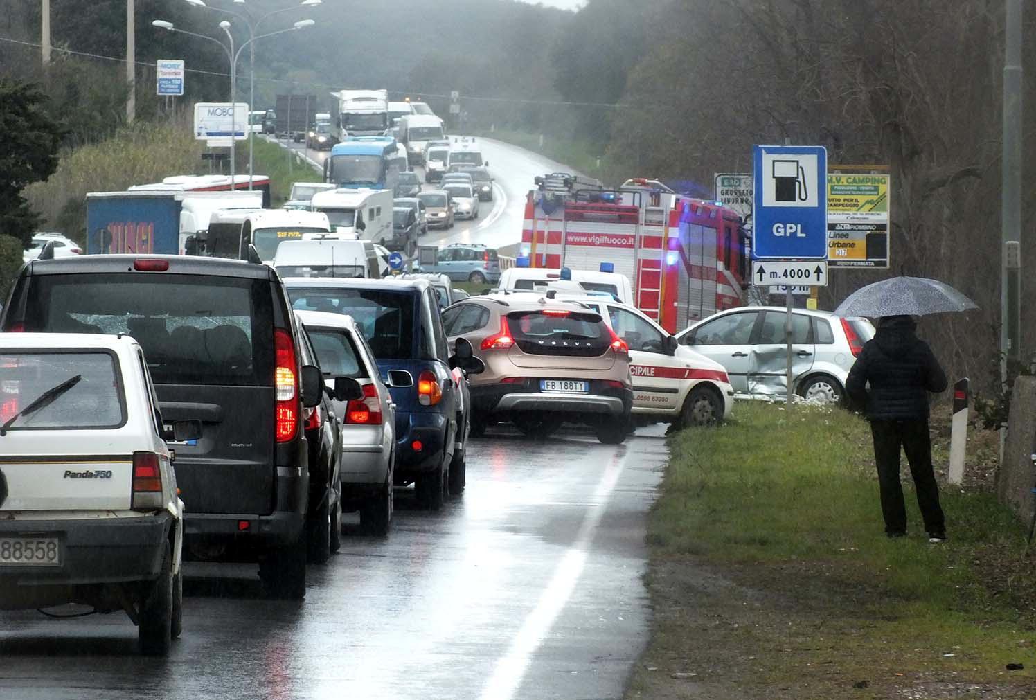 File dopo l'incidente al Gagno (foto Paolo Barlettani)