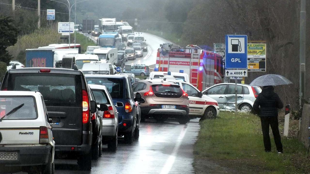 File dopo l'incidente al Gagno (foto Paolo Barlettani)