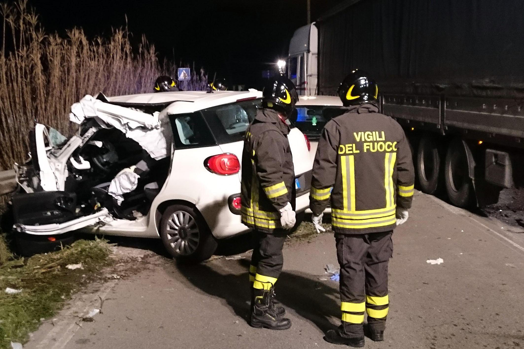 L'auto della donna semidistrutta 